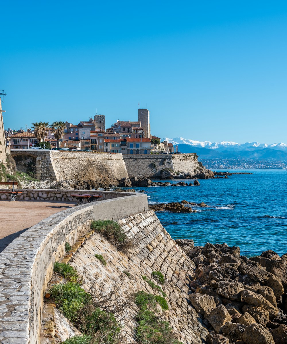 Remparts Vauban et Vieille Ville d'Antibes vus depuis le chemin littoral, clocher au-dessus des fortifications