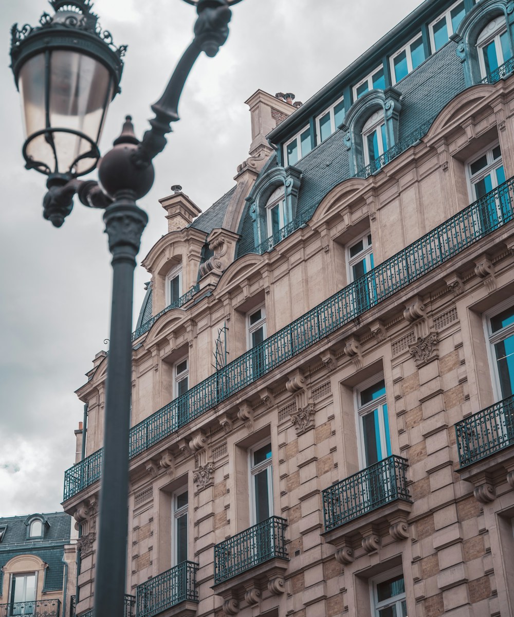 Façade haussmannienne boulevard Carnot à Cannes, balcons en fer forgé et réverbère en fonte