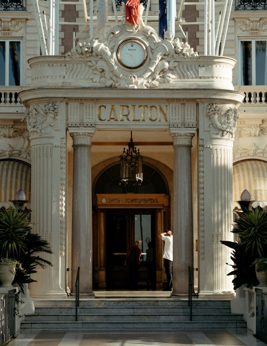 Façade du Carlton et palmiers, boulevard de la Croisette à Cannes