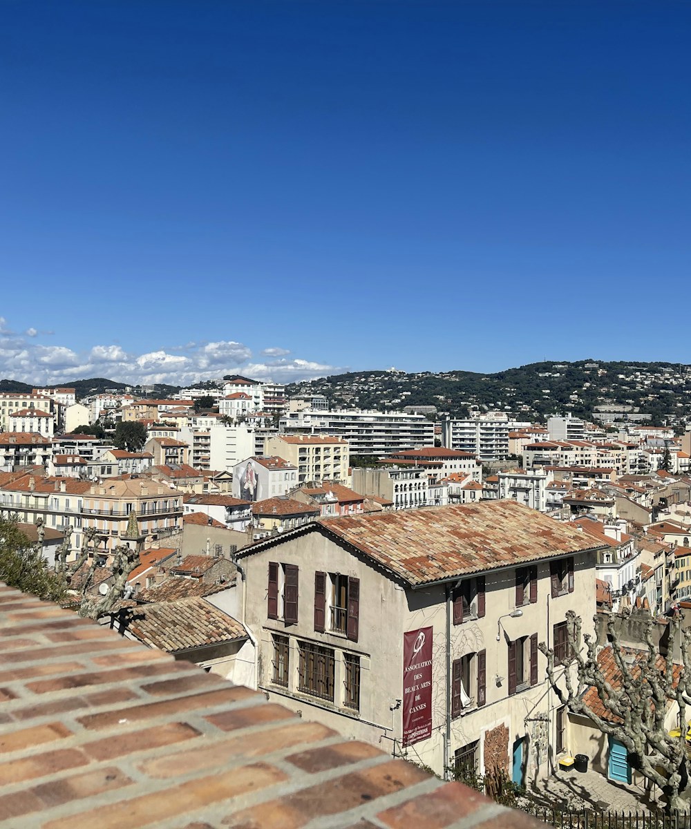 Vue panoramique sur les toitures de tuiles rouges de Cannes depuis la colline du Suquet, collines à l'horizon