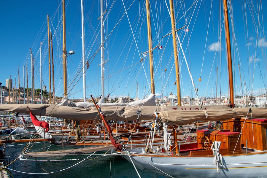 Yachts alignés dans la marina de Cannes, ciel bleu méditerranéen, ambiance Port Canto