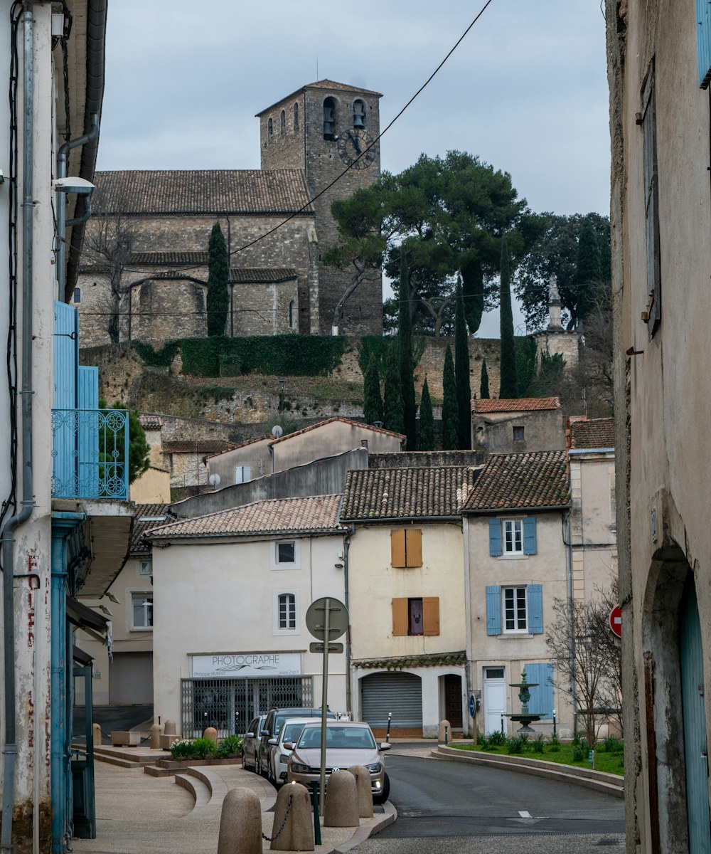 Rue résidentielle et commerçante du Cannet Rocheville, petits immeubles aux volets bleus et clocher du Cannet haut à l'horizon