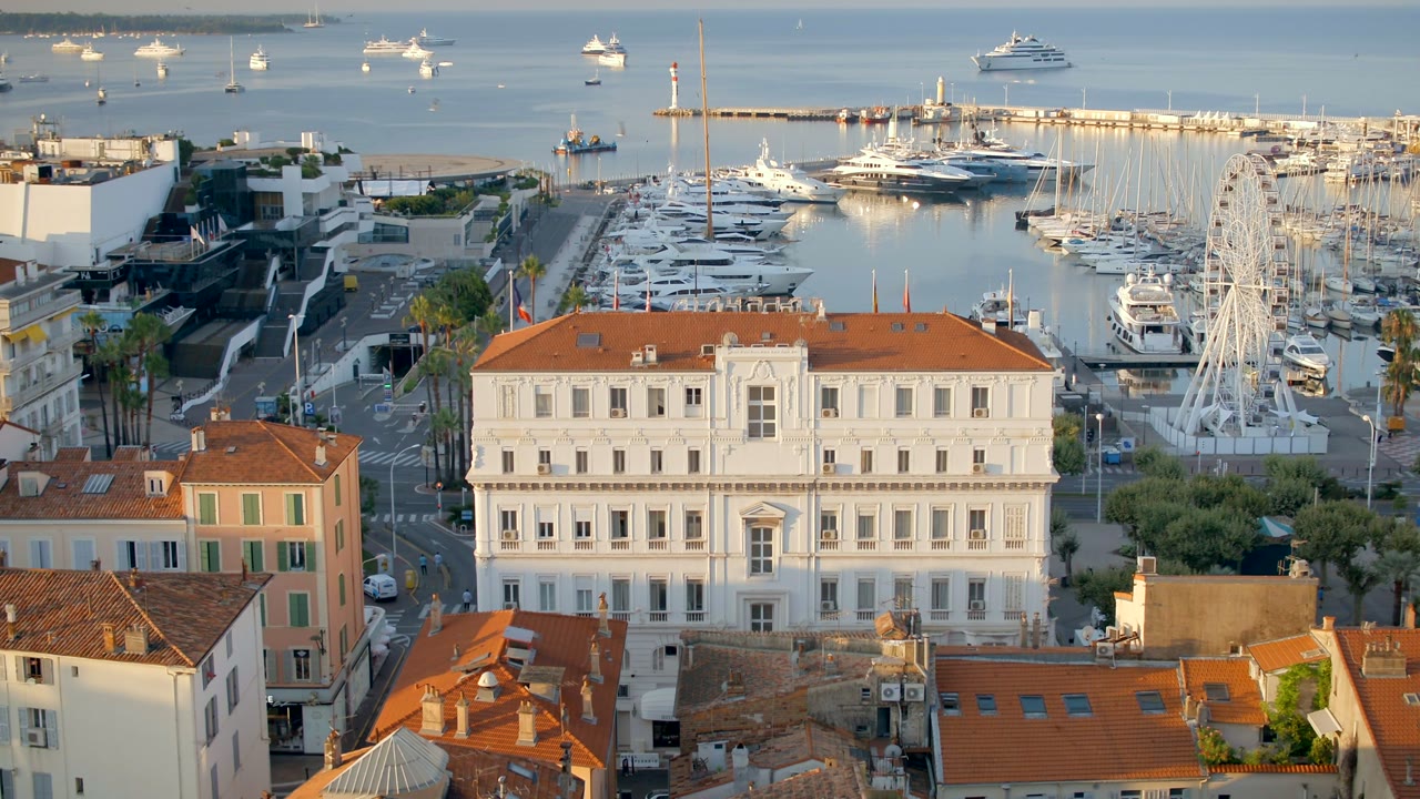 Lever de soleil sur le port de Cannes, vue aérienne avec yachts et grande roue