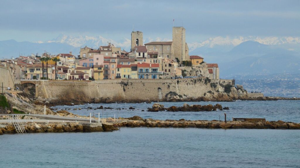 Airbnb antibes rentabilité — Cannes — AzulBay