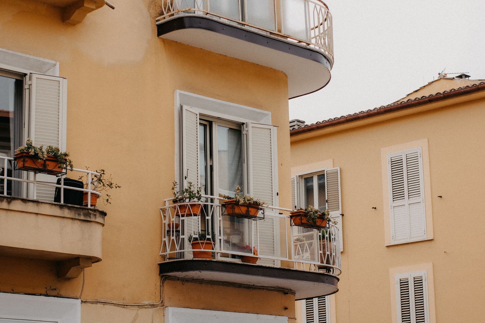 Passer de la location longue à courte durée à Cannes : chiffres, démarches et
