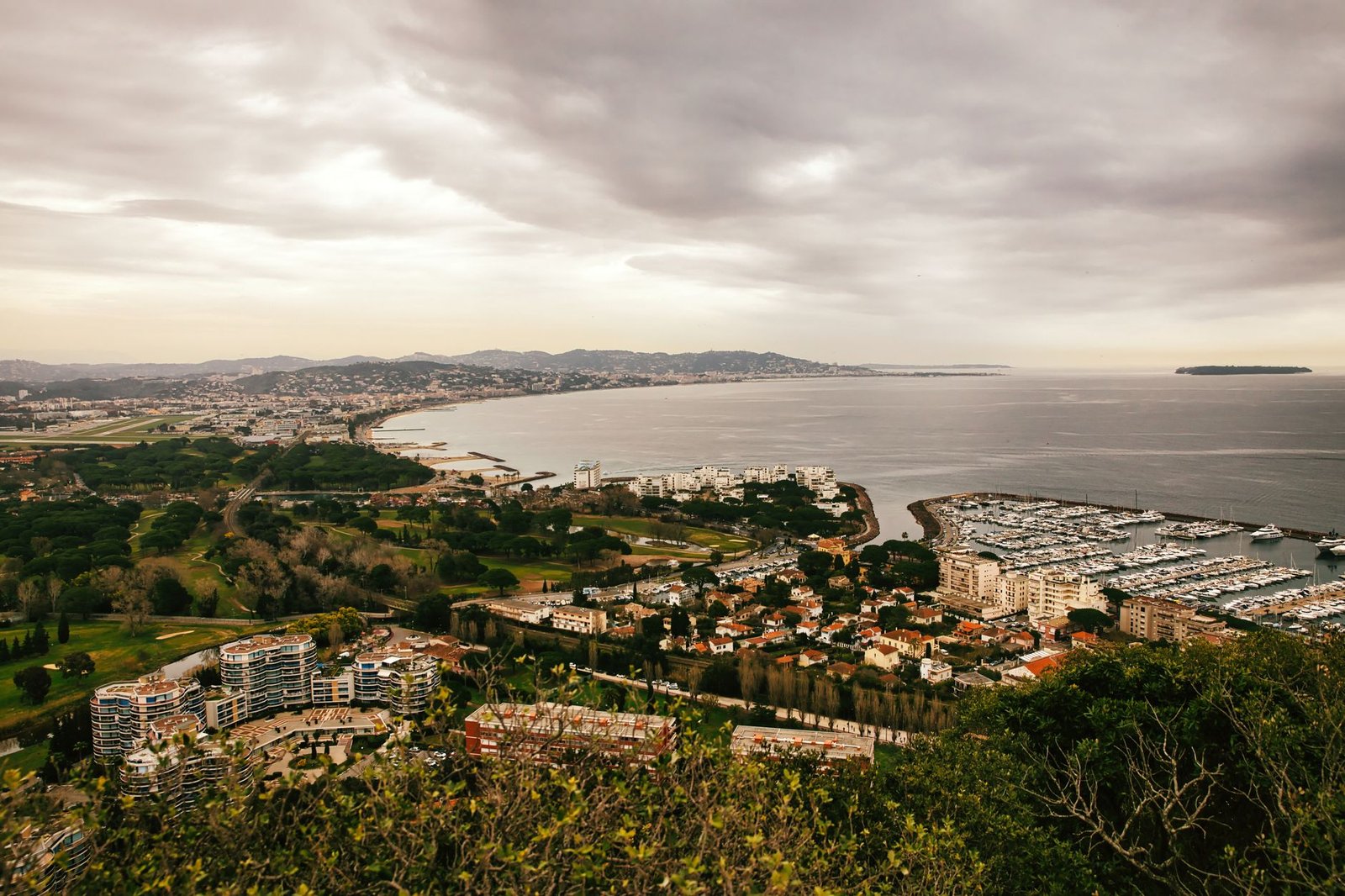 Gestion Airbnb à Cannes pour propriétaire non résident : guide complet